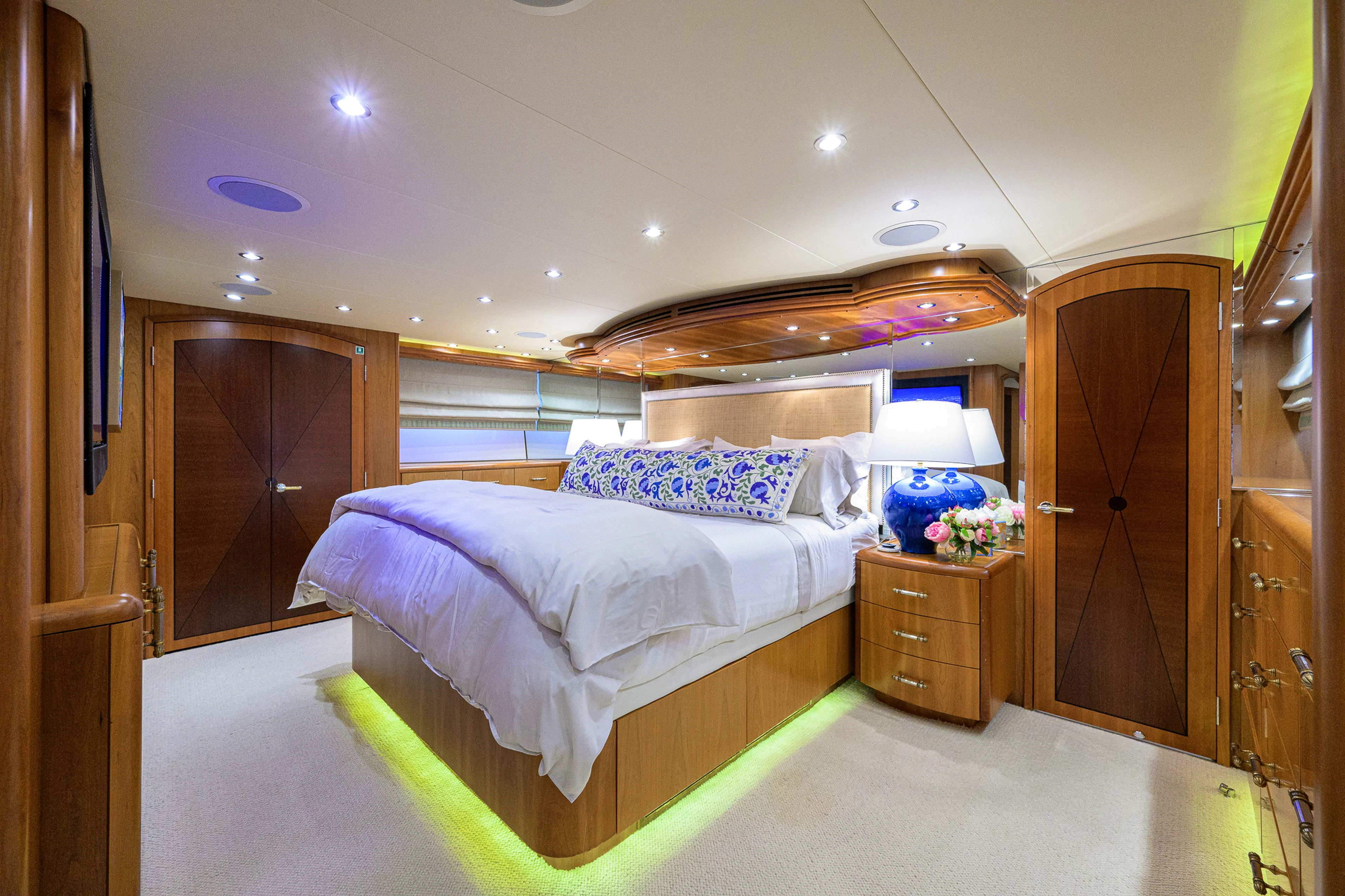 100ft Hatteras 2005/2020 “MAGIC”